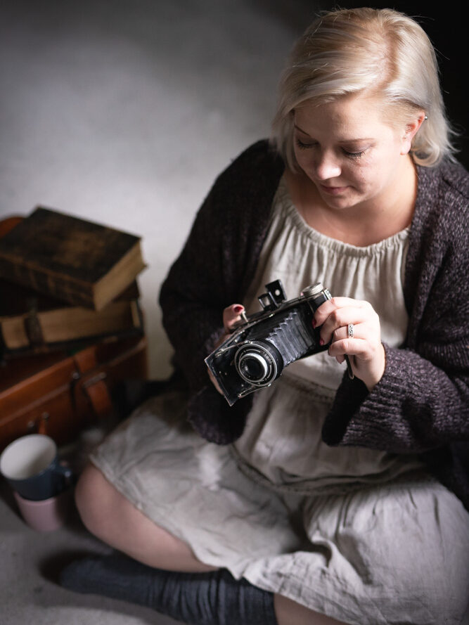 Nainen ja vanha kamera
